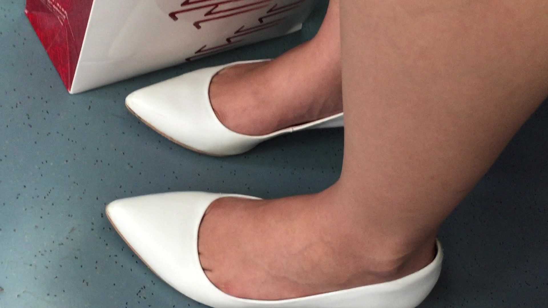 ty01_地铁上偶遇文静甜美的高跟鞋美腿女孩_d_1_Moment.jpg